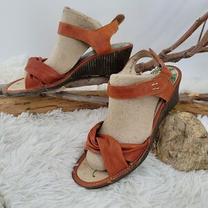 Groundhog twisted strap red orange leather sandals